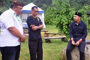 Cawabup M. Ridho Suganda  saat berkunjung ke desa wisata Cibunta.